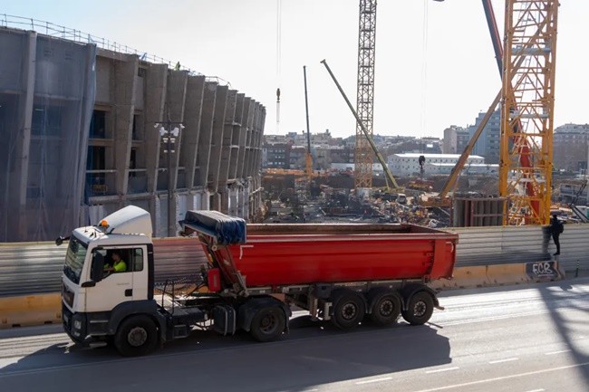 Iconic stadium looks unrecognisable with army of cranes at work and dozens of builders amid concerns over progress - Bóng Đá