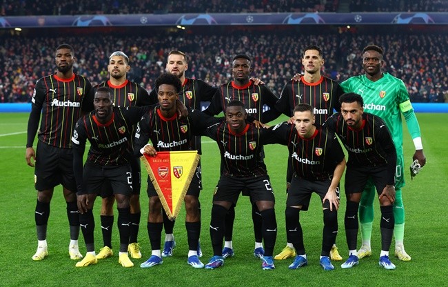 Chaos as Arsenal stars have SEAT thrown at them with lighters also launched from stands in clash against Lens - Bóng Đá