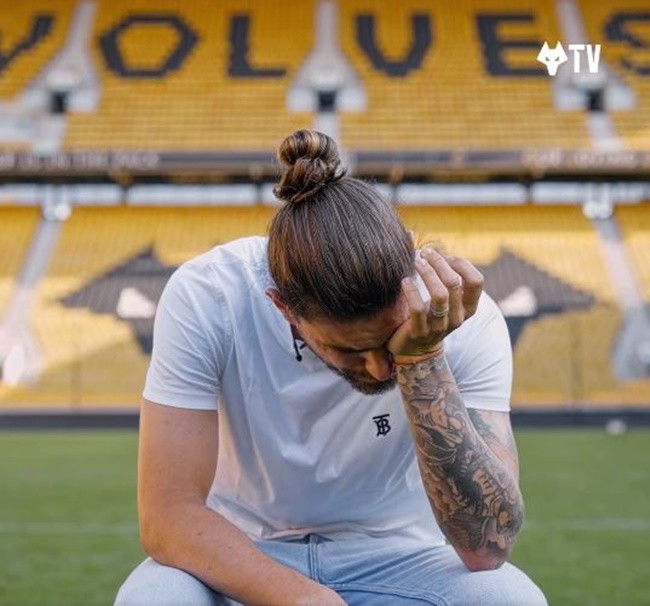 Watch Premier League legend break down in tears as he announces £47m transfer to Saudi Arabia - Bóng Đá