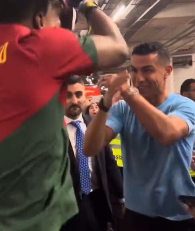 Speed collapses in shock as he FINALLY meets his hero Cristiano Ronaldo - Bóng Đá