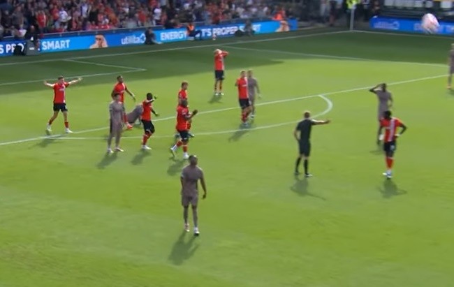 Bissouma SENT OFF - Bóng Đá