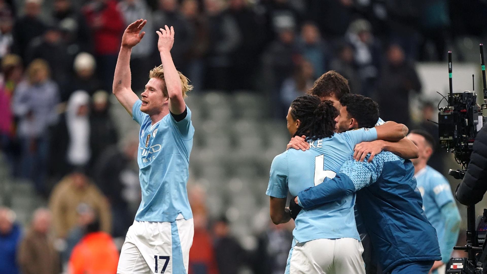 De Bruyne quá đáng sợ, bẽ mặt Antony - Bóng Đá