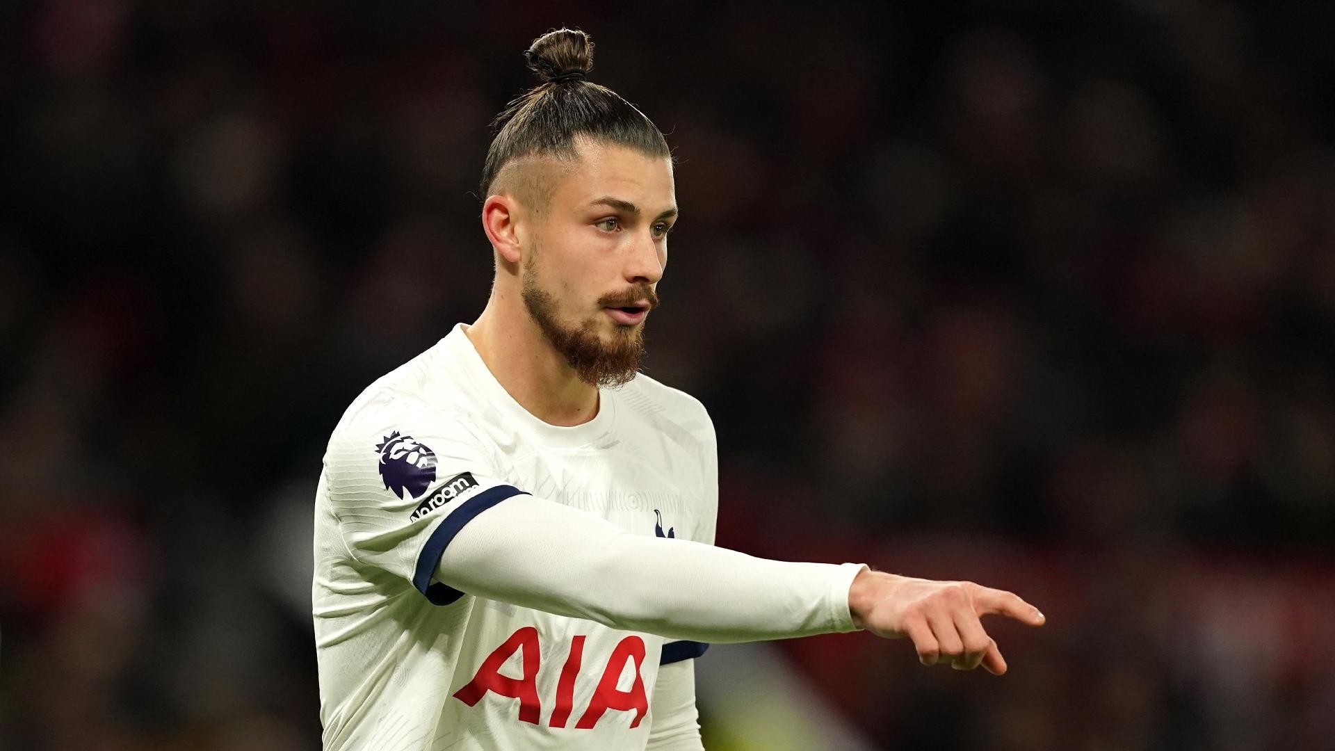 Spurs’ former scout Bryan King was unimpressed by the Romanian defender’s performance - Bóng Đá
