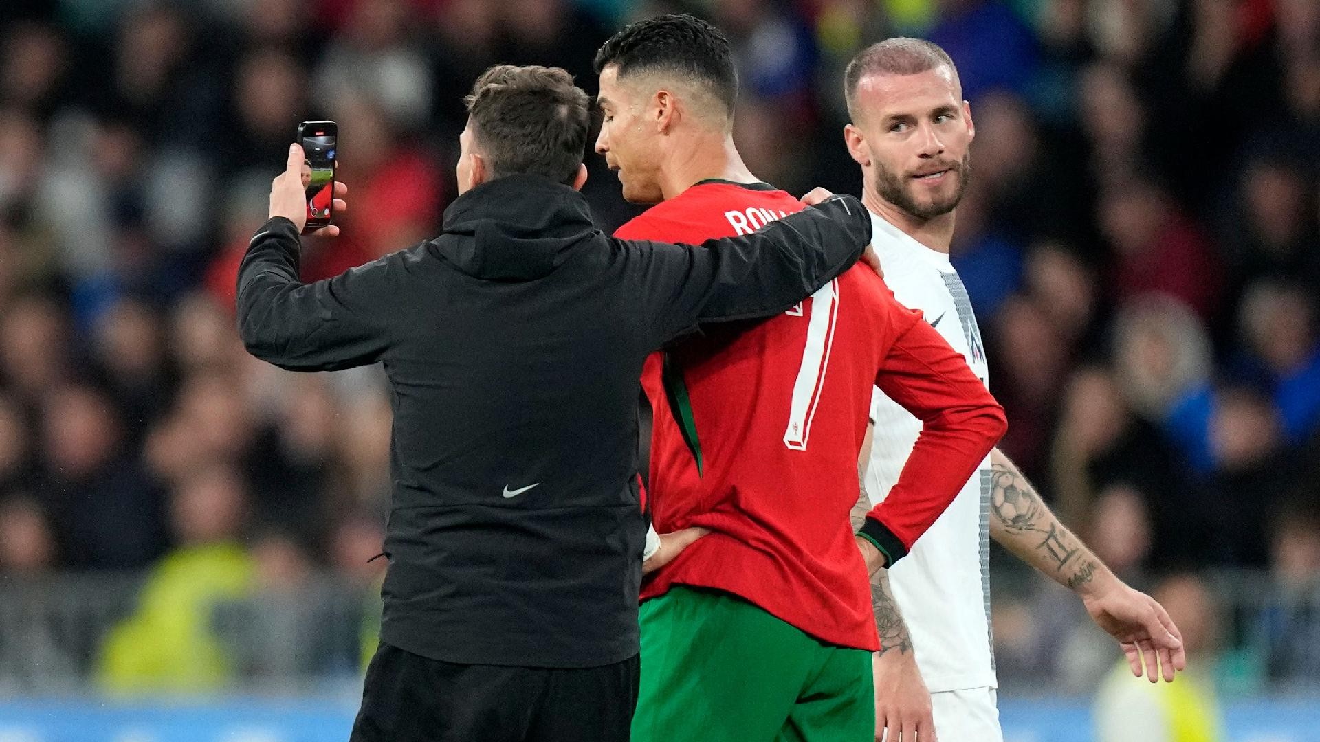 Hành động đẹp của Ronaldo - Bóng Đá