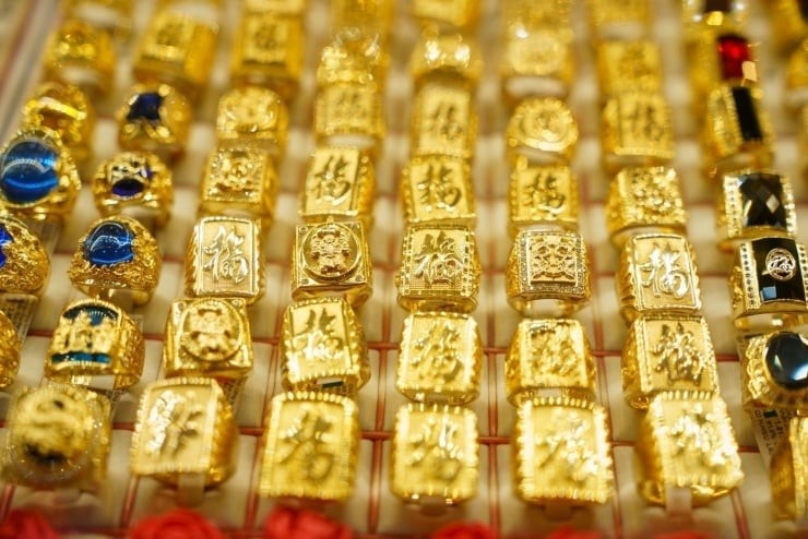 Giá vàng thế giới ngày 26/4/2026 mở đầu tuần ở mức 4.790 USD/ounce, sau đó lùi về kiểm tra vùng hỗ trợ quanh 4.750 USD/ounce rồi bật tăng mạnh, lập đỉnh tuần 4.830 USD/ounce ngay trong phiên đầu tuần. 