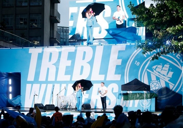 Man City diễu hành cú ăn 3 - Bóng Đá