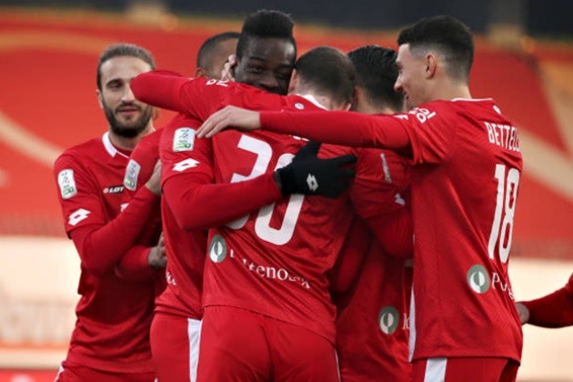 Mario Balotelli scores just FOUR MINUTES into Monza debut against Salernitana breaking 360-day goal drought - Bóng Đá