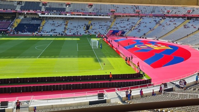 Iconic stadium looks unrecognisable with army of cranes at work and dozens of builders amid concerns over progress - Bóng Đá