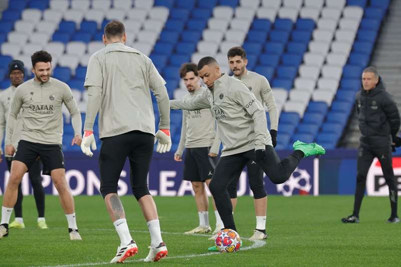 Mbappe gây chú ý khi tới Tây Ban Nha - Bóng Đá