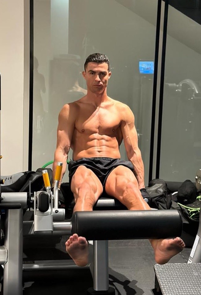 Cristiano Ronaldo, 38, shows off ripped abs - Bóng Đá