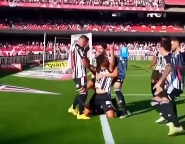 Sau 2 tháng, Hulk tiếp tục tạo nên điều điên rồ - Bóng Đá