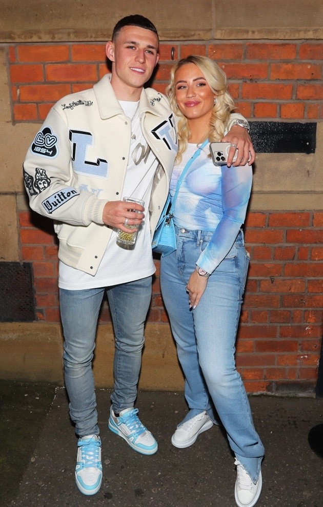 Haaland and girlfriend Isabel wear matching silk pyjamas - Bóng Đá