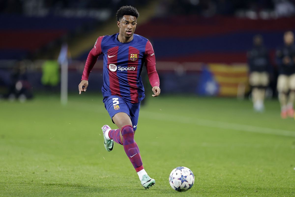 Barcelona 'willing to listen to big offers for Alejandro Balde' - Bóng Đá