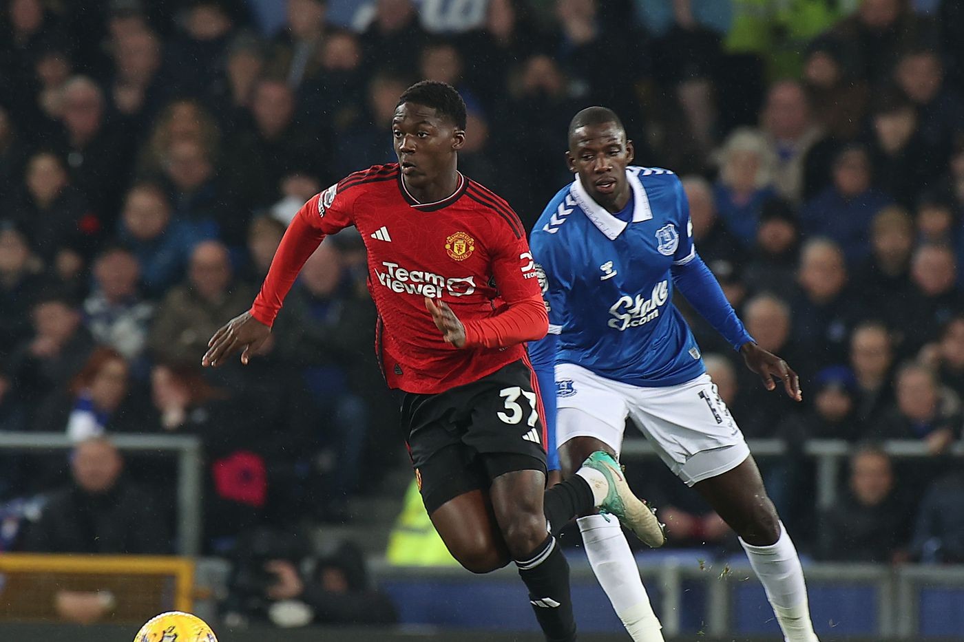 Quá kỳ lạ! Ten Hag chưa đoái hoài bộ đôi sáng giá của Man Utd - Bóng Đá