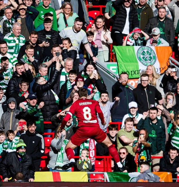 Steven Gerrard gets pelted with BOTTLES from Celtic fans after scoring in charity game for Liverpool legends - Bóng Đá