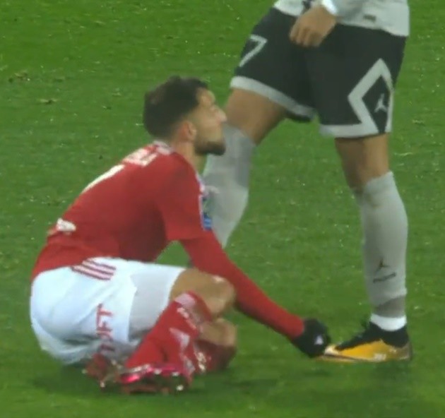 Messi đi bóng giữa sân - Bóng Đá