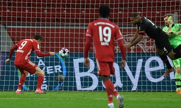 Robert Lewandowski's first goal yesterday was his 32nd league headed goal - Bóng Đá