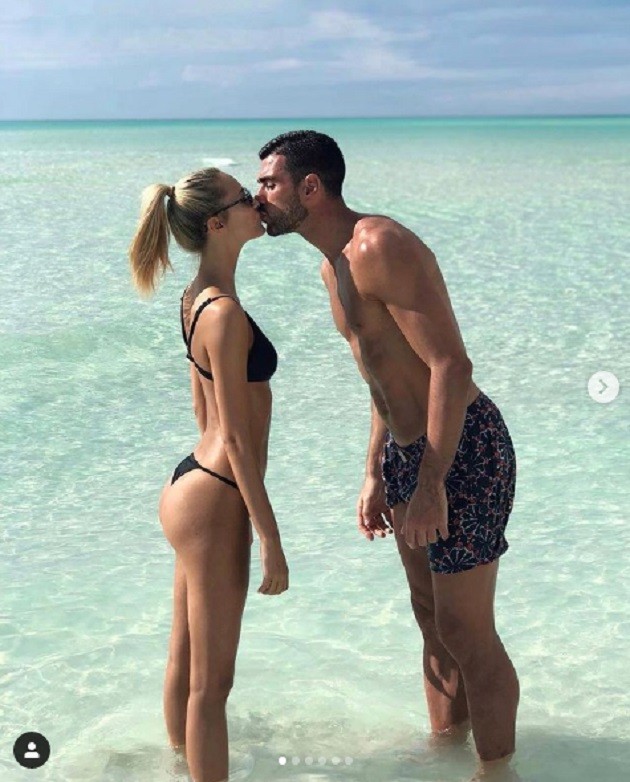 'SO GORGEOUS' Ex-Premier League Wag and ‘world’s most beautiful woman’ joins no bra club in risque outfit and appears topless in pool - Bóng Đá