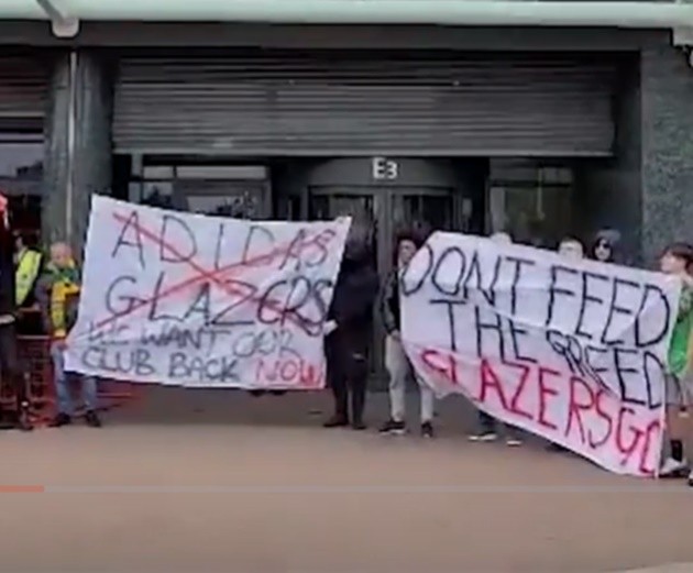 Angry fans hijack announcement by blocking shop entrance in Glazers protest - Bóng Đá