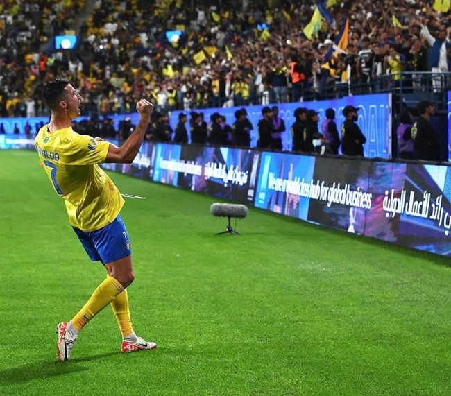 Cristiano Ronaldo, 38, shows off ripped abs - Bóng Đá