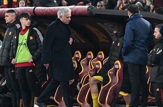 Mourinho thẻ đỏ - Bóng Đá