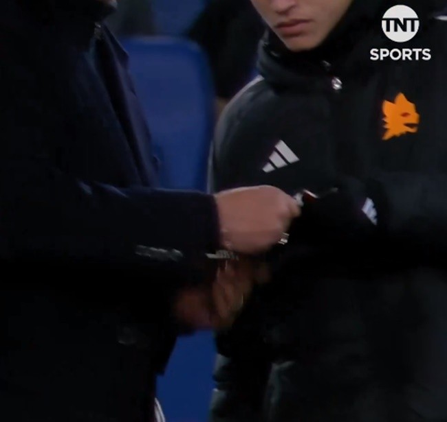 José Mourinho really relayed a message to Rui Patrício through the ballboy toward the end of 9-man Roma's draw - Bóng Đá
