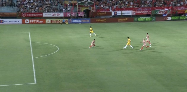 Trọng tài gây bão khi cướp trắng bàn thắng tại V-League - Bóng Đá
