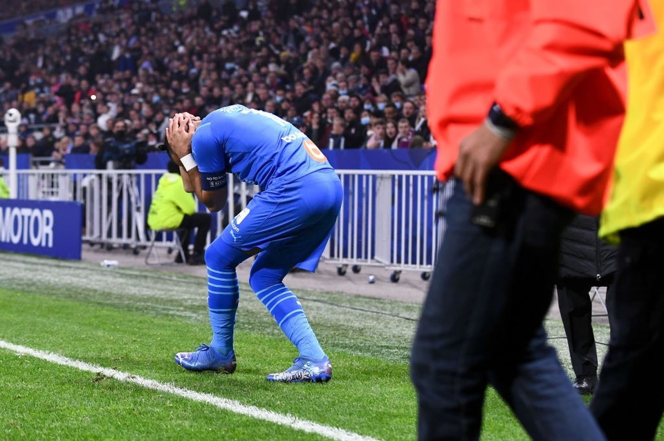 Bạo loạn lại nổ ra ở Ligue 1, Payet bị CĐV ném chai vào đầu - Bóng Đá