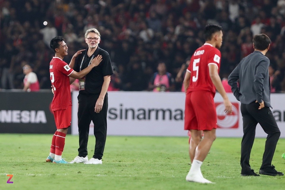 HLV Troussier cười tươi - Bóng Đá