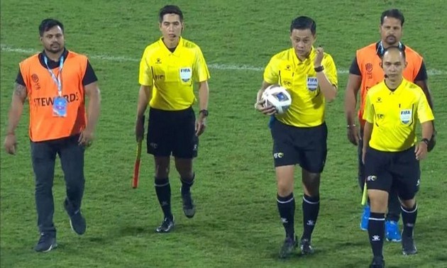 HLV Khánh Hòa từ chức; Hình ảnh xấu xí tại V-League lên báo quốc tế - Bóng Đá