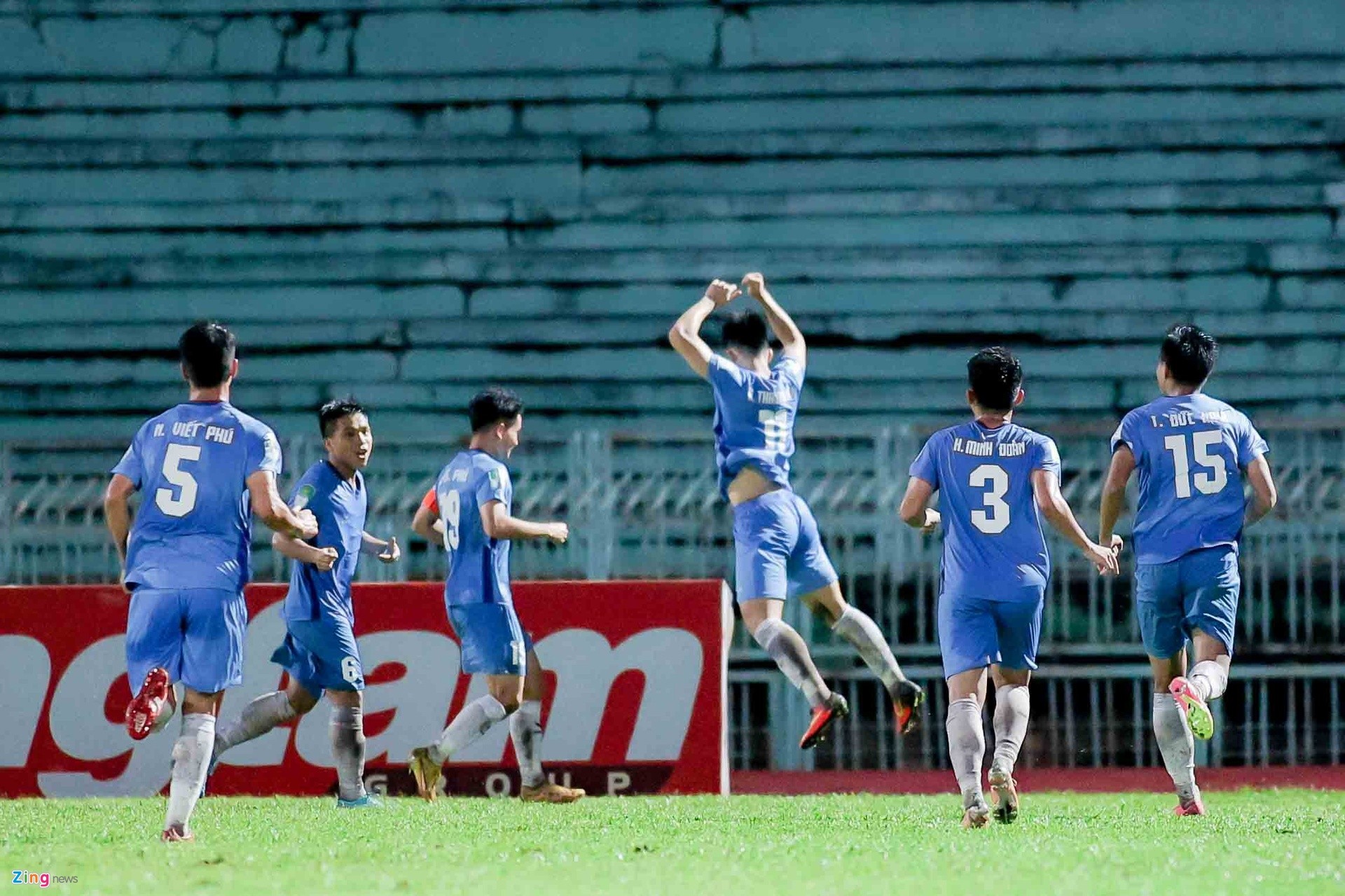 HLV Anh Đức nổi cáu khi Long An suýt thua trên sân nhà - Bóng Đá
