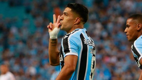 Suarez bags a hattrick - Bóng Đá