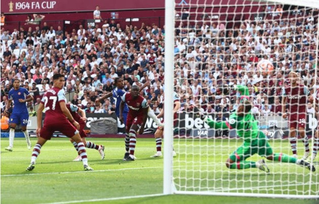 Gary Neville says he's 'CONFUSED' by Gabriel Martinelli's disallowed goal for Arsenal against Everton - Bóng Đá