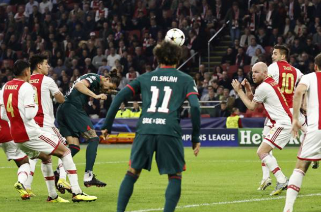 VAR oan nghiệt, Tottenham mất điểm giây cuối; Liverpool thị uy trước Ajax - Bóng Đá