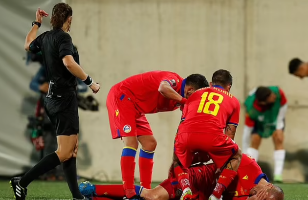 Maybe time to retire? 41-year-old Andorra defender Ildefons Lima has to be withdrawn against England tries to chase down winger Jadon Sancho - Bóng Đá