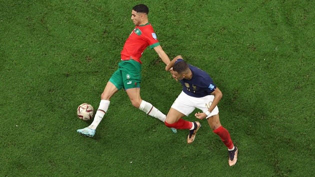 Khoảnh khắc anh hùng trọng anh hùng giữa Mbappe và Hakimi - Bóng Đá