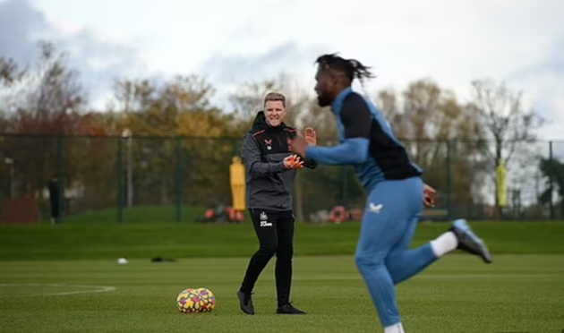 Eddie Howe takes charge of his first training session at Newcastle after arriving at 7am - Bóng Đá