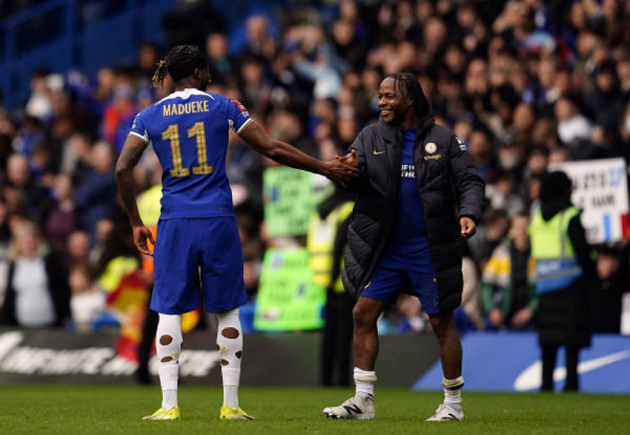 Lời xin lỗi muộn màng của Sterling - Bóng Đá