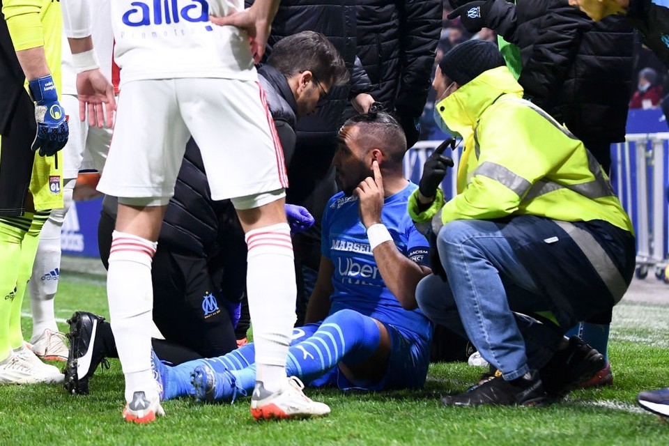 Bạo loạn lại nổ ra ở Ligue 1, Payet bị CĐV ném chai vào đầu - Bóng Đá