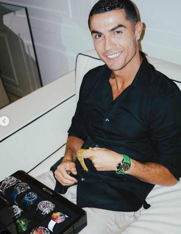 Cristiano Ronaldo gifted custom £92k watch with iconic celebration - Bóng Đá