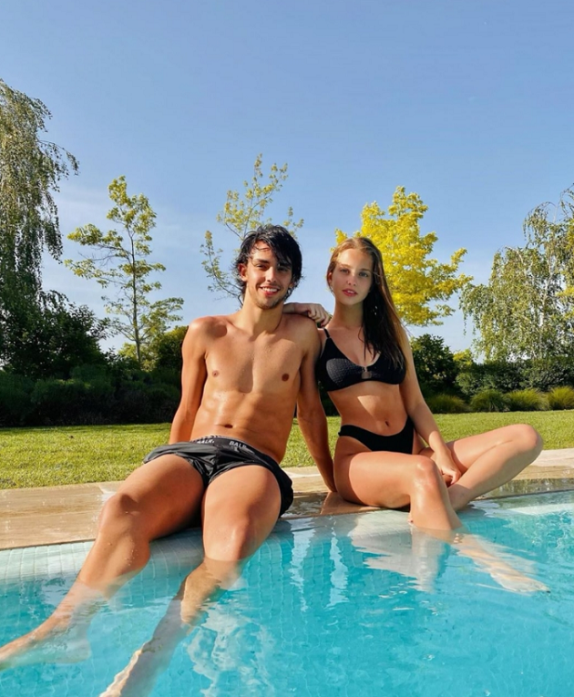 Wenger sánh vai bên người đẹp bí ẩn - Bóng Đá