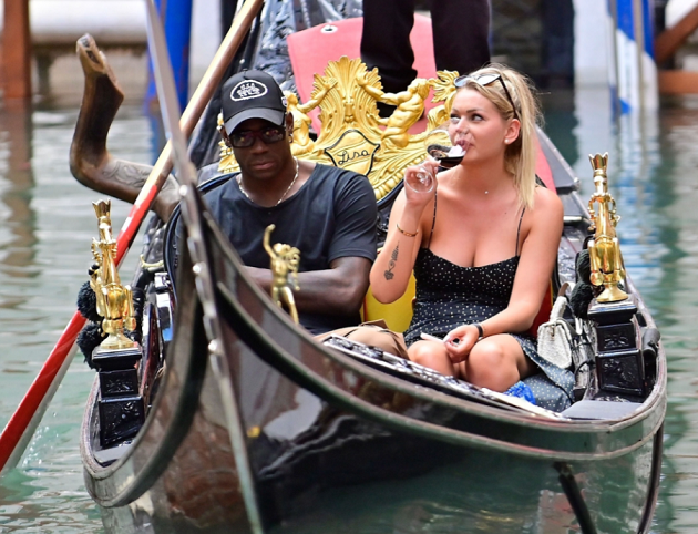 Balotelli sánh vai bên người đẹp bí ẩn - Bóng Đá