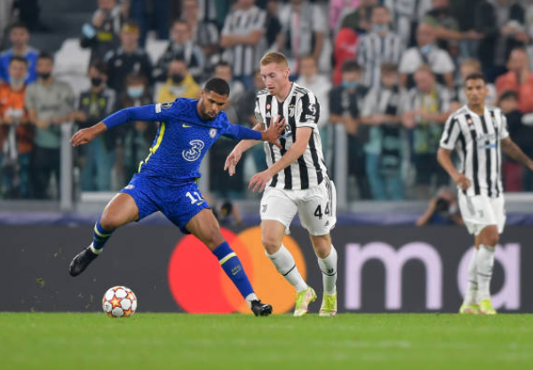 Erling Haaland poses with the 'World Cup's sexiest fan' Ivana Knoll as the Man City star holidays in Ibiza - Bóng Đá