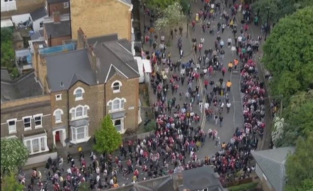Man Utd supporters call Old Trafford a 'disgrace' after footage of the roof leaking emerges - Bóng Đá