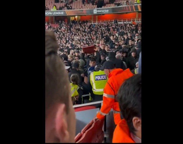 Hỗn loạn trận Arsenal - PSV - Bóng Đá