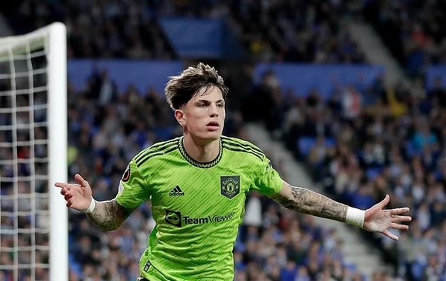 Jose Mourinho given cake and standing ovation by Roma players - Bóng Đá