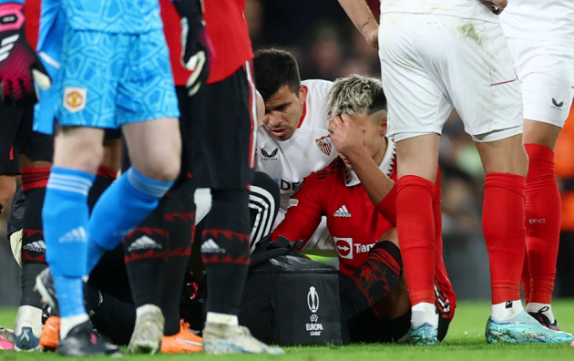 Giây phút tim CĐV Man Utd thắt lại vì Lisandro Martinez - Bóng Đá