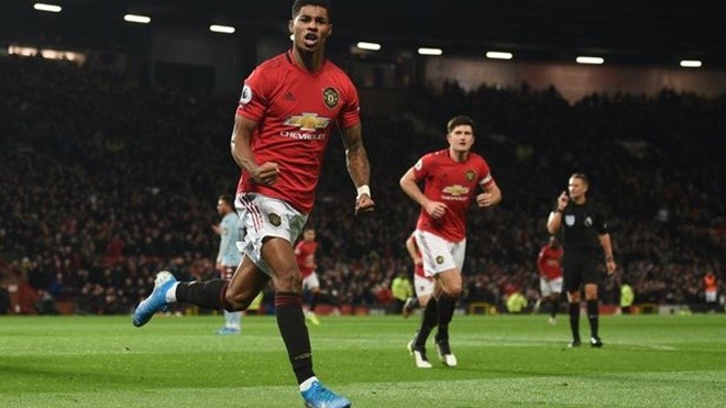 Cristiano Ronaldo wields sword and wears traditional dress  - Bóng Đá