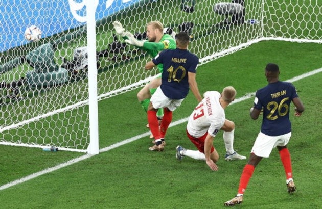 Harry Kane’s wife posts touching pics of family’s arrival in Germany as kids play on pitch and pose on Bayern team bus - Bóng Đá