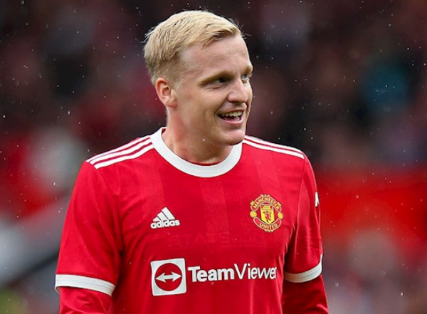 Ten Hag tiến nhanh vào sân cảm ơn 